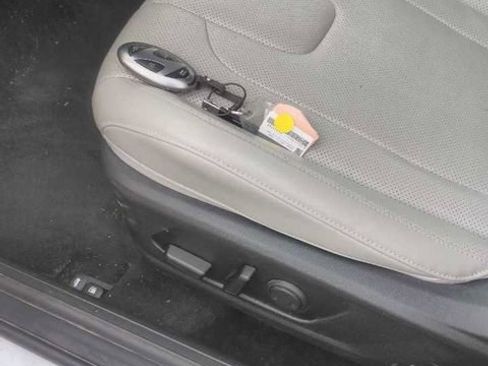 Used 2025 Hyundai Elantra Limited FWD image 9