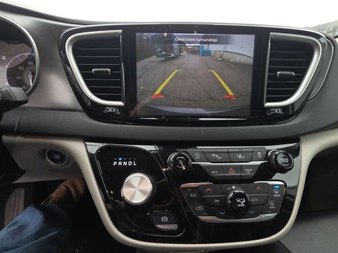 Used 2023 Chrysler Pacifica Touring-L image 11