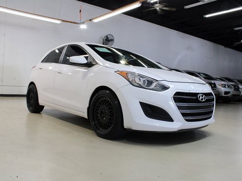 Used 2016 Hyundai Elantra GT image 2