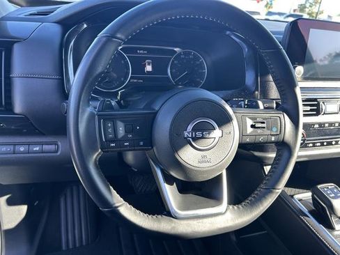 Used 2025 Nissan Pathfinder SV image 10