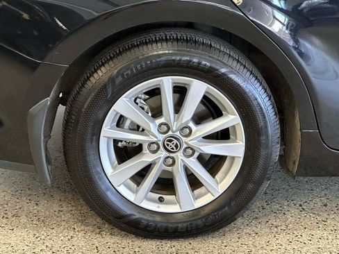 Used 2025 Toyota Camry XLE AWD/4WD image 11