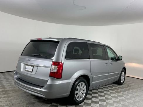 Used 2016 Chrysler Town & Country Touring FWD image 23