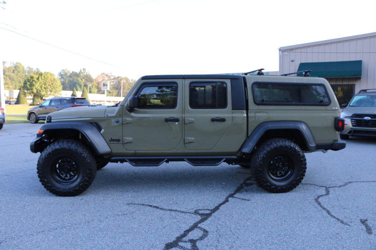 Used 2025 Jeep Gladiator Sport AWD/4WD image 2