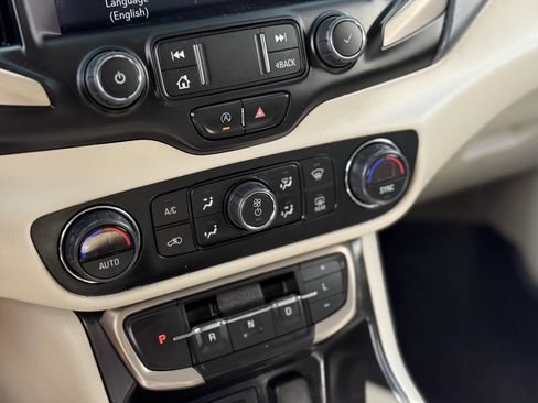 Used 2022 GMC Terrain Denali w/ Denali Premium Package AWD/4WD image 8