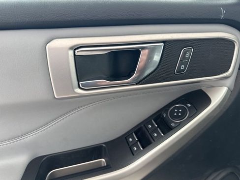 Used 2022 Ford Explorer XLT w/ Equipment Group 202A image 11