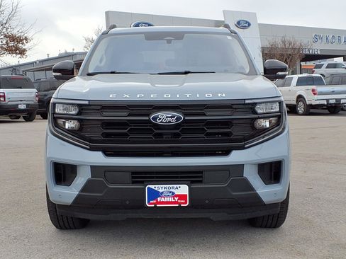 New 2025 Ford Expedition Active image 2