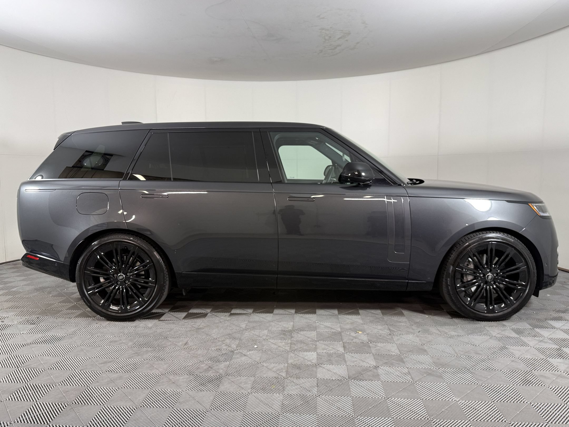 Used 2025 Land Rover Range Rover Long Wheelbase SE AWD/4WD image 8
