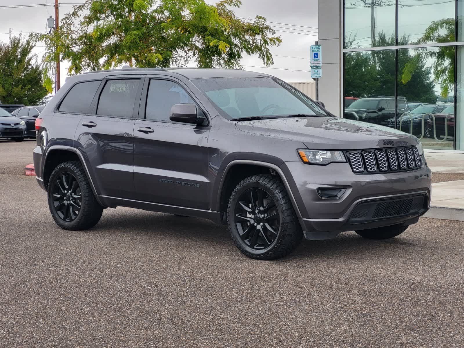 Used 2017 Jeep Grand Cherokee Altitude AWD/4WD image 3