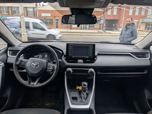 Used 2021 Toyota RAV4 LE image 11