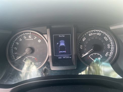Used 2017 Toyota Tacoma TRD Off-Road AWD/4WD image 12