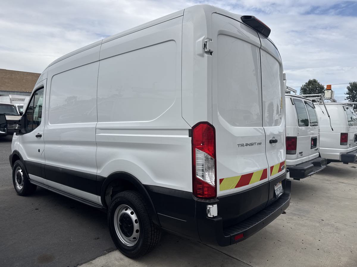 Used 2019 Ford Transit 250 130 Medium Roof RWD image 4