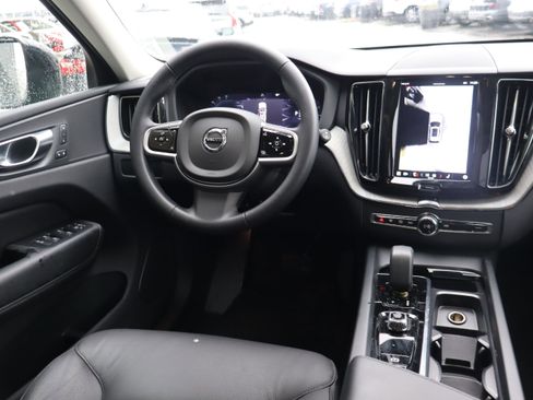 Used 2025 Volvo XC60 B5 Plus image 12