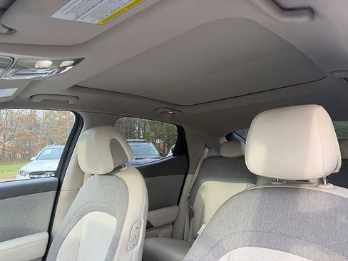 Used 2025 Genesis GV60 Advanced image 8