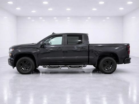 Used 2018 Chevrolet Silverado 1500 LT w/ Midnight Edition AWD/4WD image 2