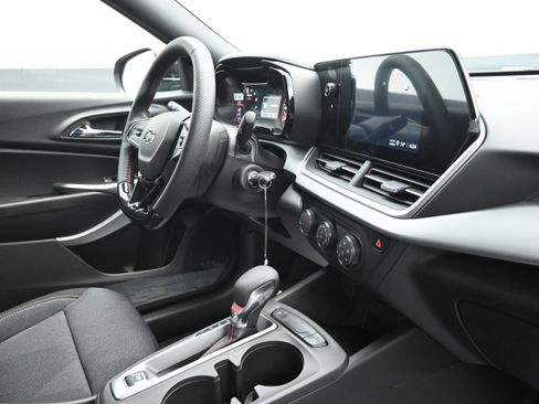 Used 2026 Chevrolet Trax RS w/ Sunroof Package FWD image 24