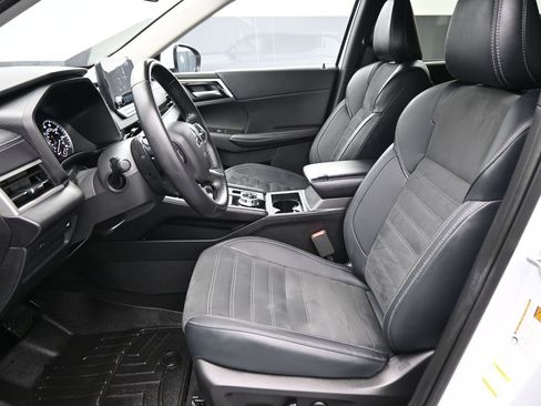 Used 2024 Mitsubishi Outlander SE image 13