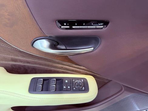 Used 2019 Lexus LS 500 w/ Accessory Package (Z1) RWD image 18