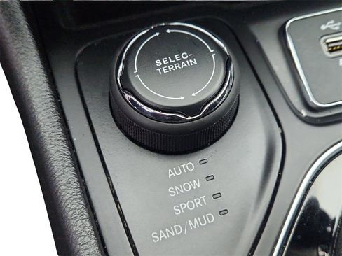 Used 2020 Jeep Cherokee Limited image 35