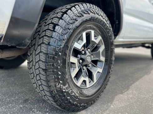 Used 2017 Toyota Tacoma TRD Off-Road AWD/4WD image 34
