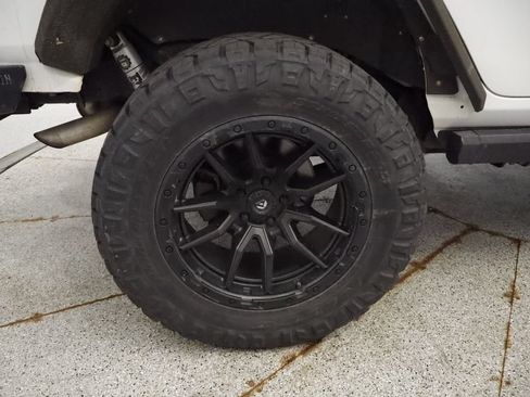 Used 2023 Jeep Wrangler Unlimited Rubicon w/ LED Lighting Group AWD/4WD image 15