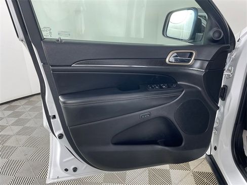 Used 2017 Jeep Grand Cherokee Limited image 16