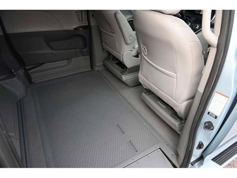 Used 2015 Toyota Sienna image 19