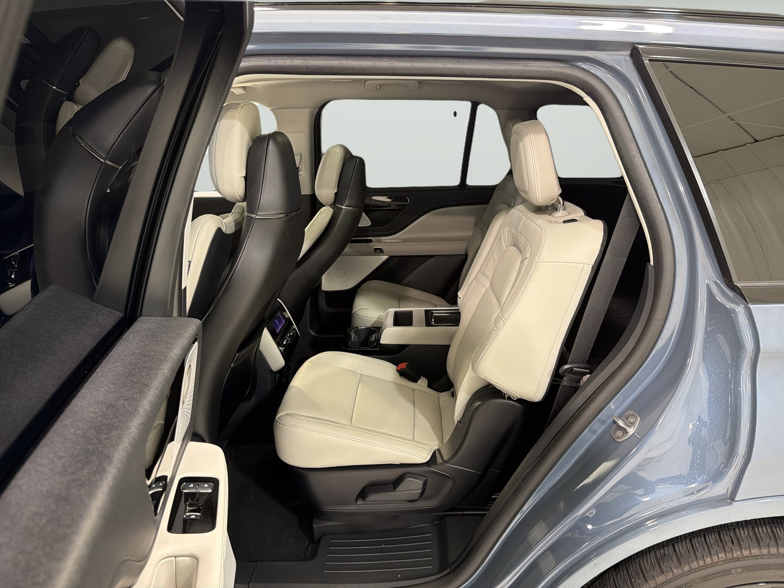 Used 2025 Lincoln Aviator Reserve w/ Equipment Group 201A AWD/4WD image 11