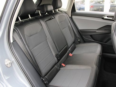 Certified 2023 Volkswagen Taos SE w/ Panoramic Sunroof Package image 24