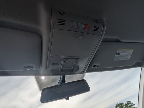 Used 2020 Volkswagen Tiguan SE image 30