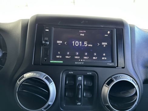 Used 2016 Jeep Wrangler Unlimited Sahara w/ Connectivity Group image 22