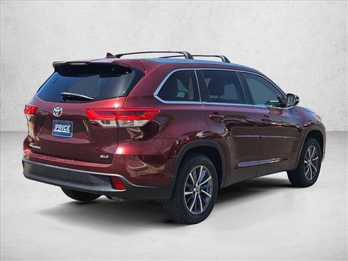Used 2019 Toyota Highlander XLE FWD image 5