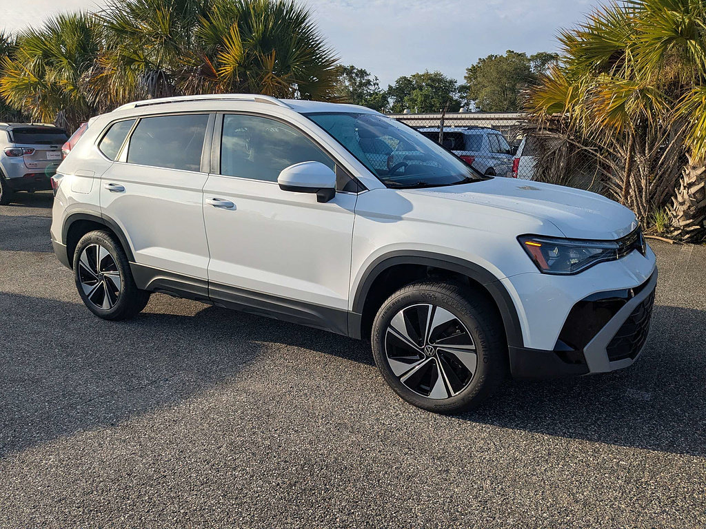 Used 2025 Volkswagen Taos SE AWD/4WD image 2
