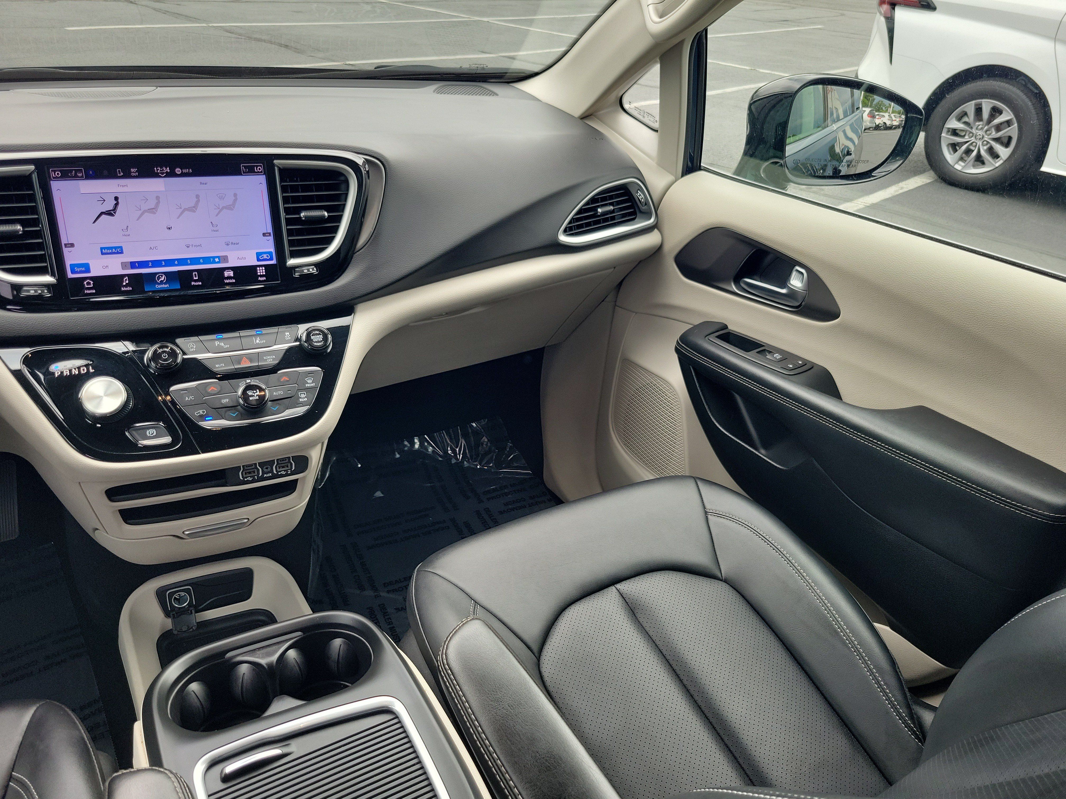 Used 2024 Chrysler Pacifica Touring-L FWD image 15