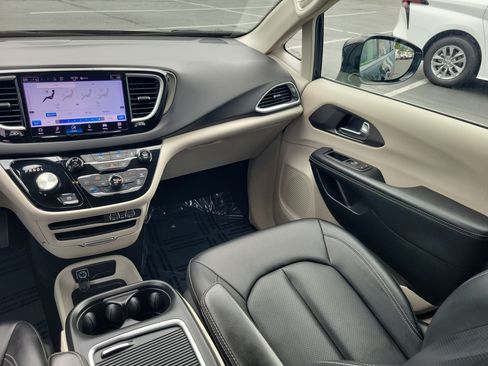 Used 2024 Chrysler Pacifica Touring-L FWD image 15