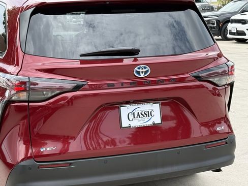Used 2025 Toyota Sienna XLE w/ XLE Plus Package FWD image 6