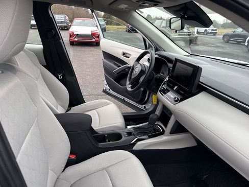 Used 2025 Toyota Corolla Cross L image 35