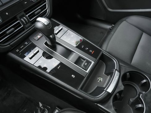 Used 2022 Porsche Macan image 11