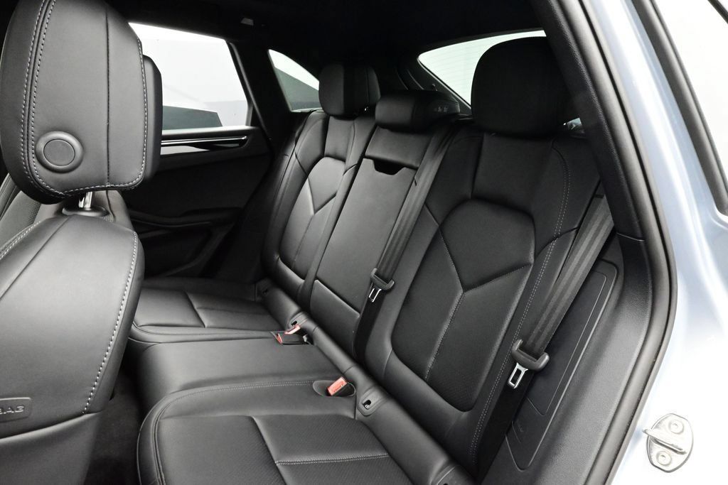 Certified 2025 Porsche Macan AWD/4WD image 14