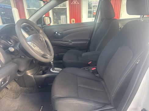 Used 2016 Nissan Versa SV image 5