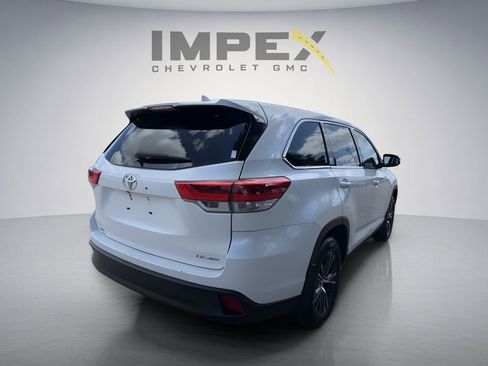 Used 2019 Toyota Highlander Plus AWD/4WD image 3