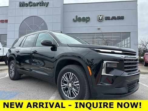 Used 2025 Chevrolet Traverse LT image 1