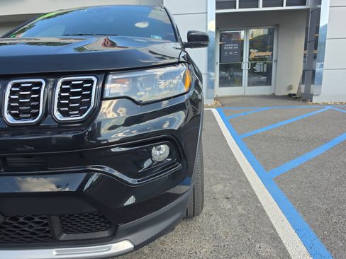 Used 2025 Jeep Compass Limited AWD/4WD image 10