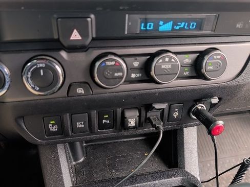Used 2021 Toyota Tacoma TRD Off-Road w/ Technology Package AWD/4WD image 12