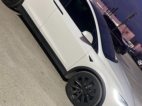 Used 2022 Tesla Model X Plaid image 9
