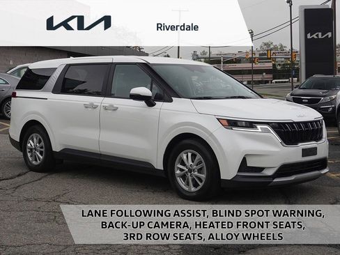 Used 2024 Kia Carnival LX FWD image 1