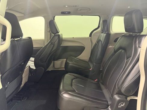 Used 2023 Chrysler Pacifica Touring-L FWD image 23