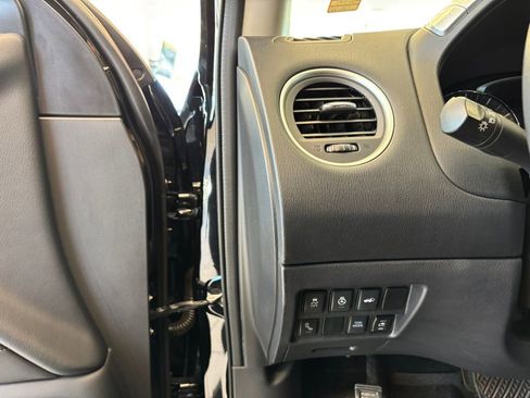 Used 2019 Nissan Pathfinder SL AWD/4WD image 16