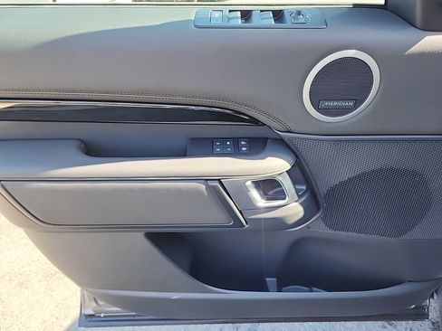 Certified 2025 Land Rover Discovery S image 24