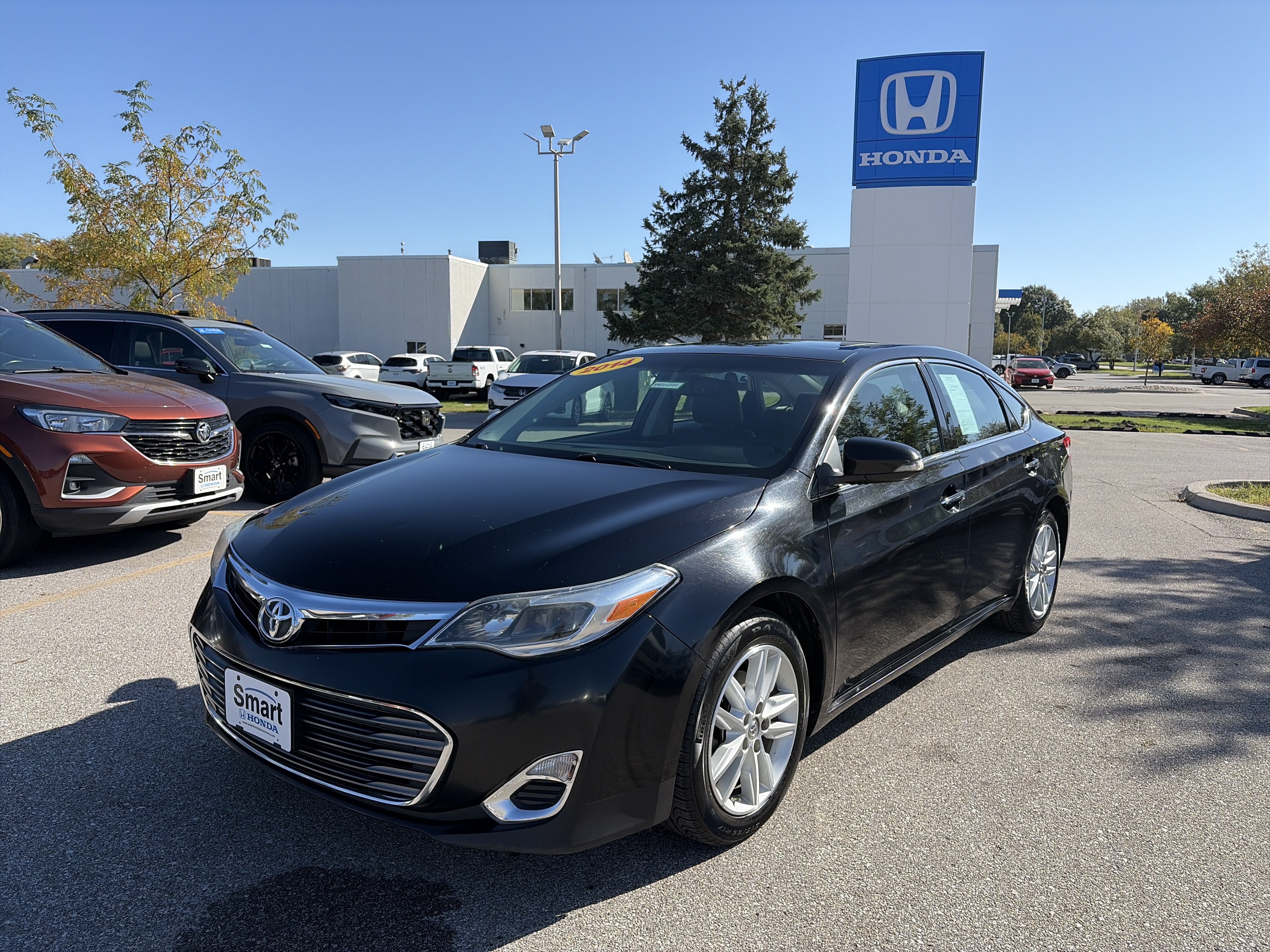 Used 2014 Toyota Avalon XLE Premium FWD image 1