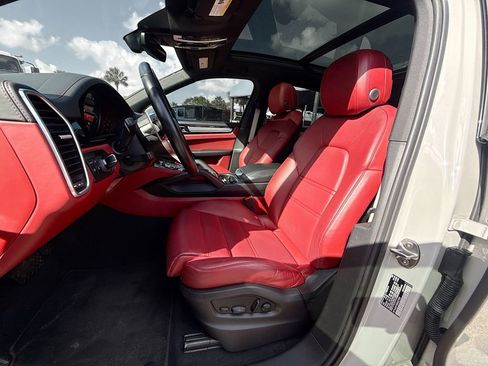 Used 2022 Porsche Cayenne image 23